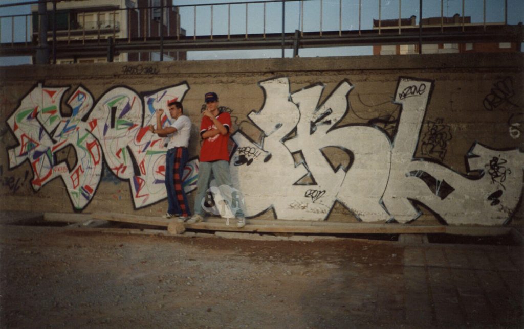 Beatsky y Dope delante de piezas de Biz y Free. 1989 (info por Sutil)