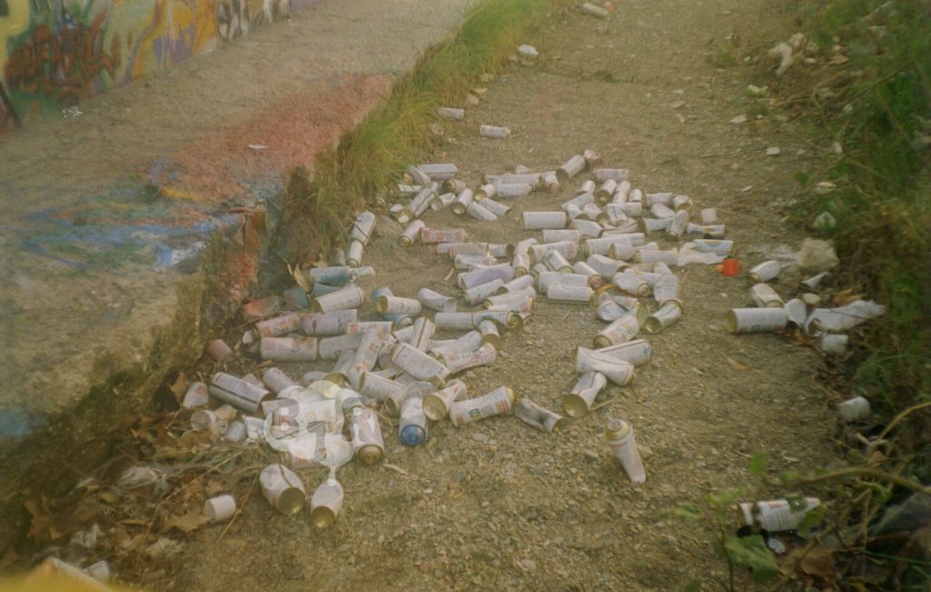 Botes de pintura spray en la riera de Sant Just en los años 90